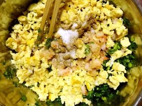 鸡蛋，虾仁，及适量盐和十三香，先不要搅拌，等包的时候再搅拌，这样可以防止出水