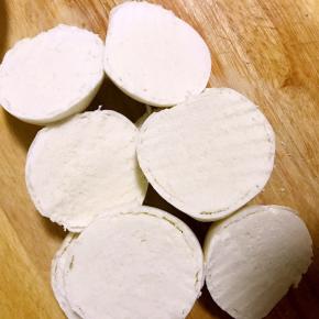 4.馒头切片，最好是薄片，会更好吃！