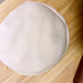 用另一张皮将馅料盖