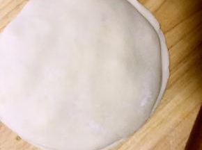 用另一张皮将馅料盖