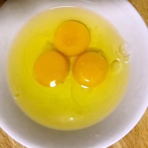 1.三个鸡蛋磕至碗中