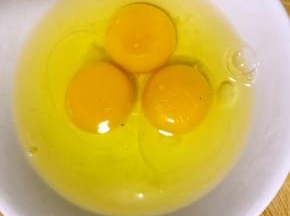 1.三个鸡蛋磕至碗中
