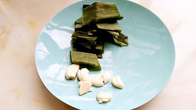 葱叶清洗干净切段，大蒜去皮拍碎。