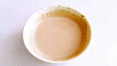 芝麻酱用鸡汤搅拌成稀稠状。