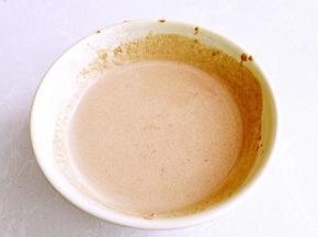 芝麻酱用鸡汤搅拌成稀稠状。