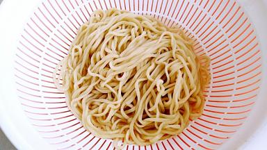 碱面清水煮开，煮熟后用温开水冲洗一下粘稠度。