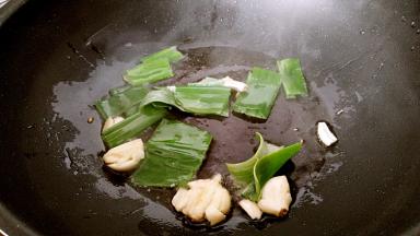 锅中放油烧热，放入葱叶和大蒜小火炝锅。