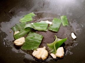锅中放油烧热，放入葱叶和大蒜小火炝锅。