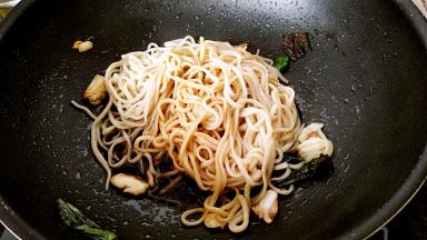 淋入料汁和鸡汤，中火翻炒几下，炒至汤汁吸收约30秒钟就可以。