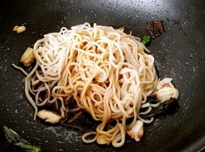 淋入料汁和鸡汤，中火翻炒几下，炒至汤汁吸收约30秒钟就可以。
