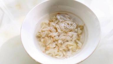 蛤蜊肉热水淘洗几遍。