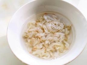 蛤蜊肉热水淘洗几遍。
