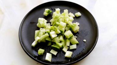黄瓜切丁。