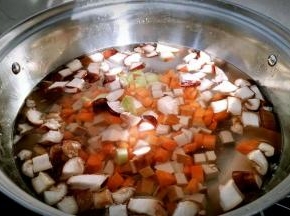 胡萝卜和香菇进行戳水。