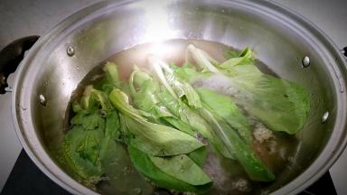 油菜烫一下断生。