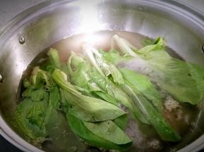 油菜烫一下断生。