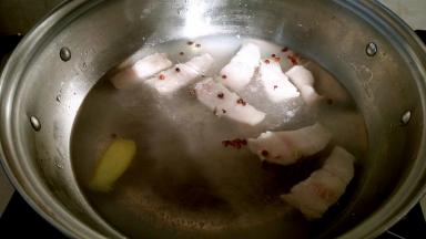 五花肉用花椒粒，姜1片进行戳水。