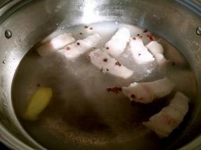 五花肉用花椒粒，姜1片进行戳水。