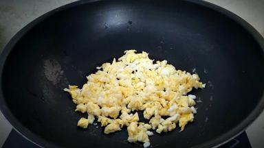 锅中放油烧热，倒入蛋液熟成丁盛出备用。