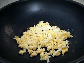 锅中放油烧热，倒入蛋液熟成丁盛出备用。