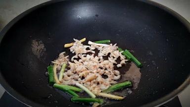 倒入蛤蜊肉中火煸炒几下。