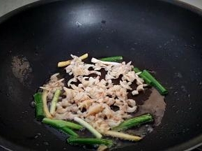 倒入蛤蜊肉中火煸炒几下。
