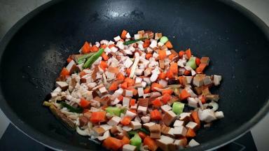倒入胡萝卜丁和香菇丁中火进行煸炒几下