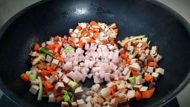 倒入五花肉在煸炒几下。