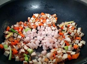 倒入五花肉在煸炒几下。