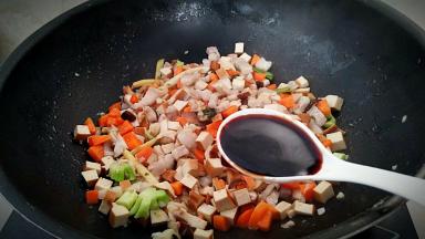 淋入生抽和蒸鱼鼓油翻炒几下入味。