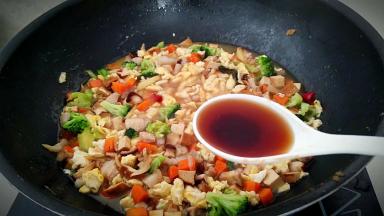 淋入香醋和胡椒粉盖上锅盖闷烧2分钟。