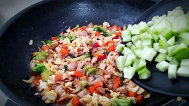 汤汁略微收一下倒入黄瓜丁，盐2克混合拌匀。