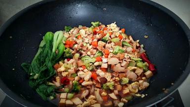 放入油菜，汤汁不要收干，撒上盐就可以断火。