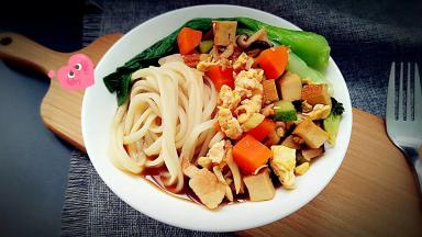 所有的食材混合一起盛入碗中，浇上卤汁即可食用。