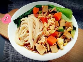 所有的食材混合一起盛入碗中，浇上卤汁即可食用。