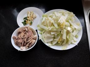 备好所有的材料，白菜切断羊肉切片