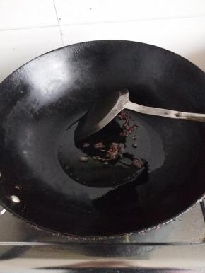 热锅入油先炒香花椒