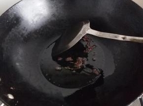热锅入油先炒香花椒