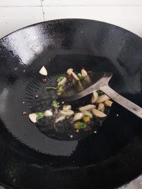 再放入作料翻炒