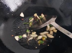 再放入作料翻炒