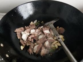 加入羊肉翻炒