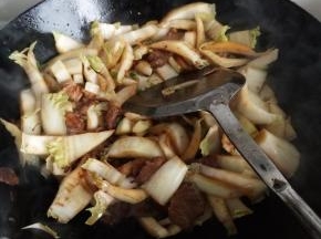 加入酱油翻炒
