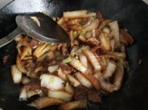 加入盐炒匀