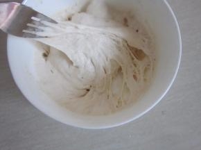 将波兰中的所在材料混合匀均放室温发酵30分钟再移至冰箱冷藏。发至涨发许多小泡泡的状态。