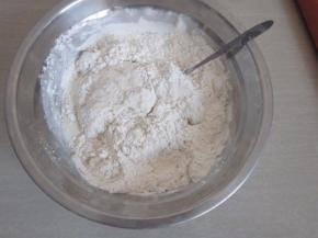 辅料中除黄油外的所有材料与做好的波兰中混合。