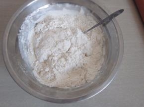 辅料中除黄油外的所有材料与做好的波兰中混合。