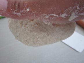 刚才开始面团会有点湿，多揉一会就好了。