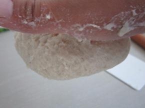 刚才开始面团会有点湿，多揉一会就好了。