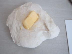 面团揉至能拉出粗膜状态后加入黄油。