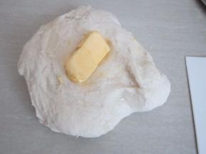 面团揉至能拉出粗膜状态后加入黄油。
